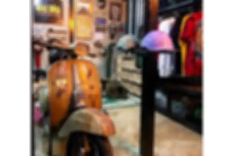 Kreasi vintage menghiasi ruang display Pickers Store