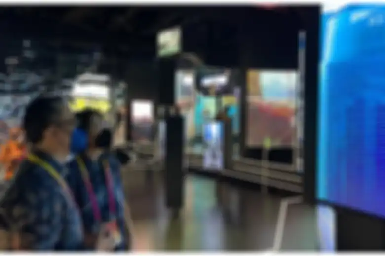 Direktur Astra Gita Tiffani Boer (kanan) bersama Head of Corporate Communications Astra Boy Kelana Soebroto (kiri) saat mengunjungi zona Today pada Paviliun Indonesia di Expo 2020 Dubai, Dubai, Uni Emirat Arab pada Kamis (4/11/2021).