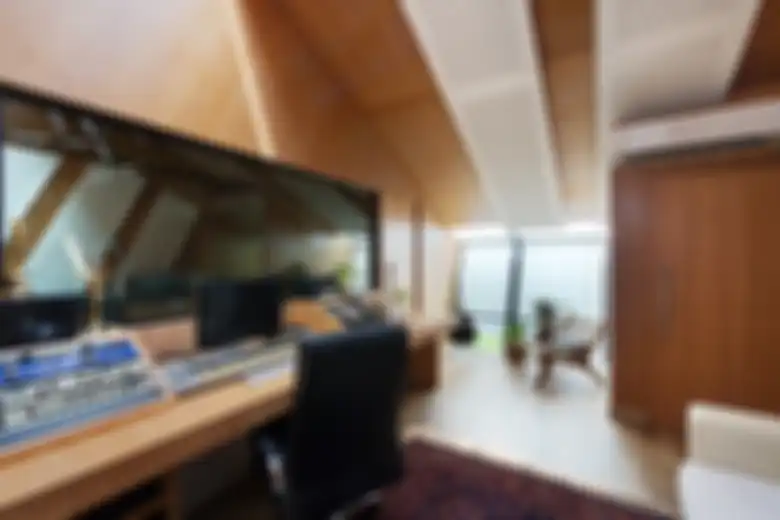 Studio musik musisi Ello.