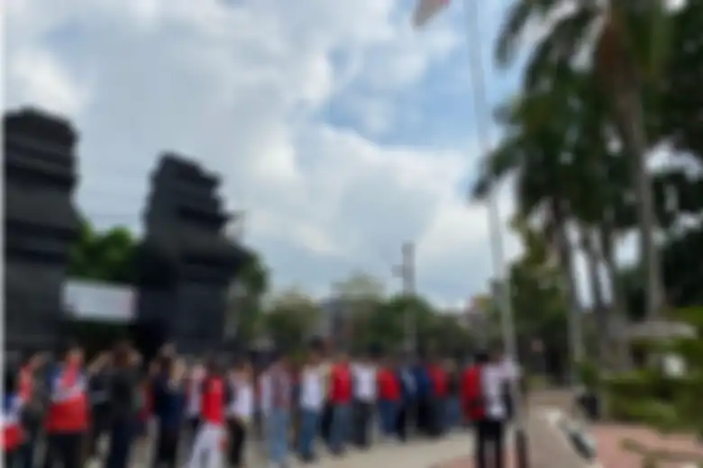 Upacara bendera dilakukan oleh para peserta Convoy Merdeka.