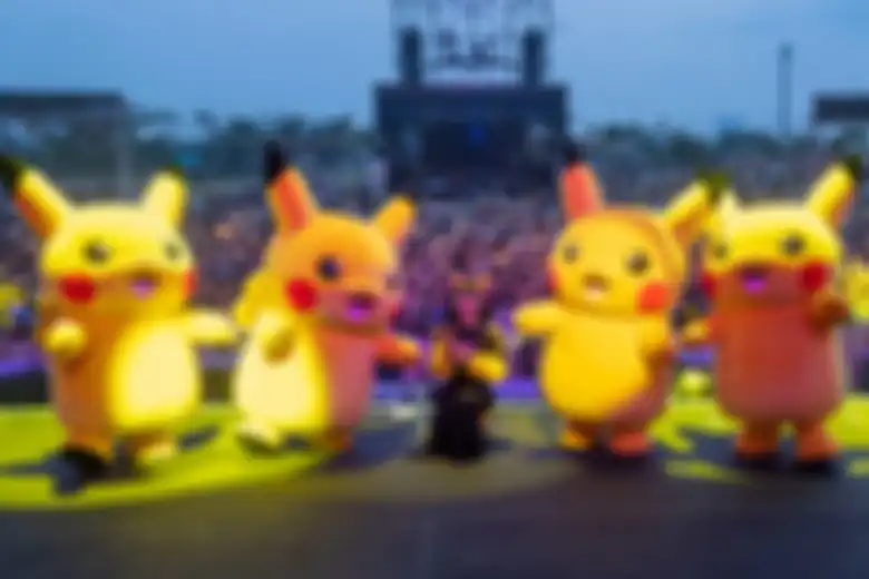 Isyana Sarasvati saat tampil di panggung Pikachus Indonesia Journey.