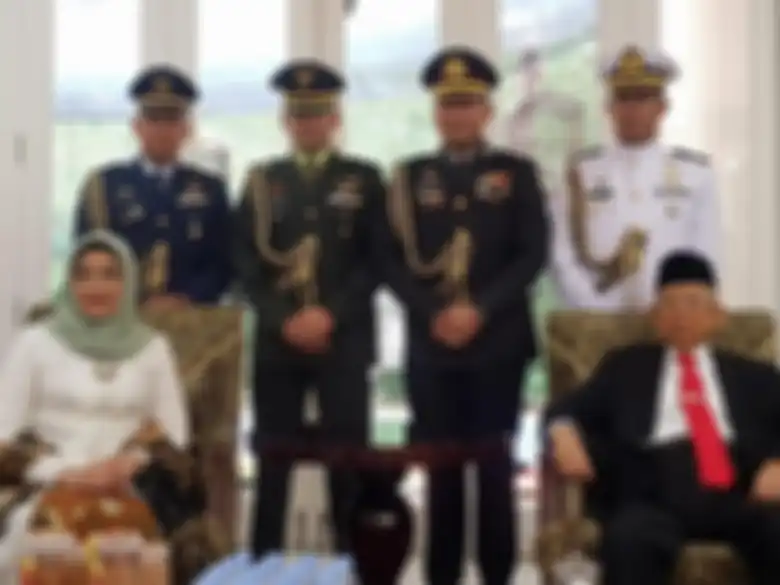 Wapres Kyai Maruf Amin berfoto bersama Ibu Wury Estu Handayani dengan latar belakang para ajudan. Salah satunya, mantan Kapolres Kota Tangerang Sahibul Alif.