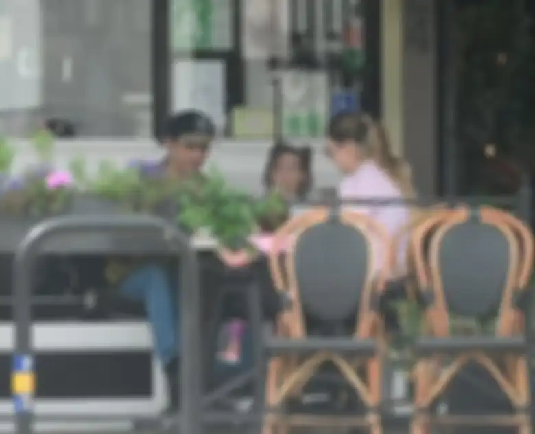 Joe Jonas makan bareng dengan anak-anaknya