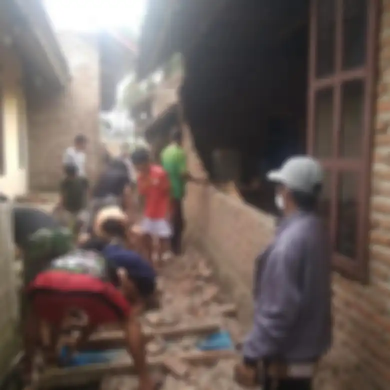 Dari sejumlah foto rumah warga Pandeglang yang rusak parah itu, penelitian megathrust selatan Jawa kembali menjadi perbincangan.
