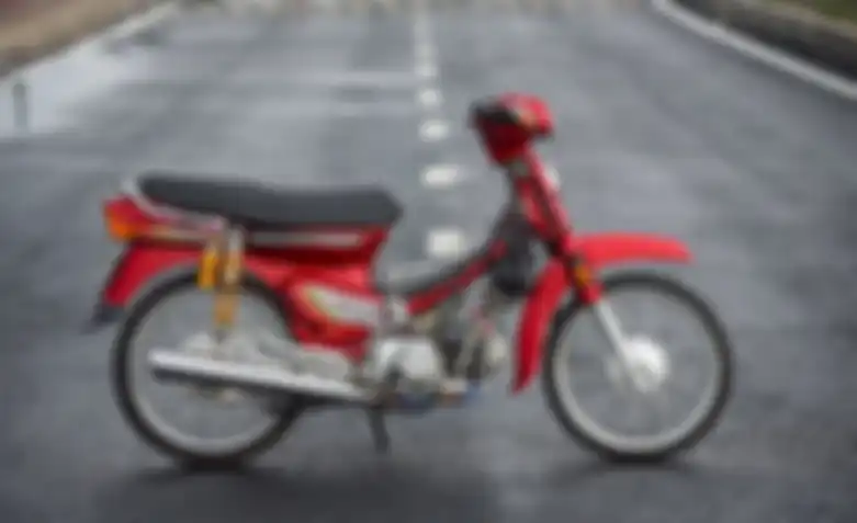 Motor modifikasi Honda Astrea Prima versi Vietnam alias Honda Dream, dibalut warna merah candy.