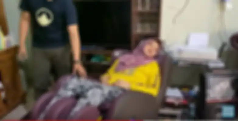 Lina mencoba hadiah dari Rizky Febian dan Putri Delina.