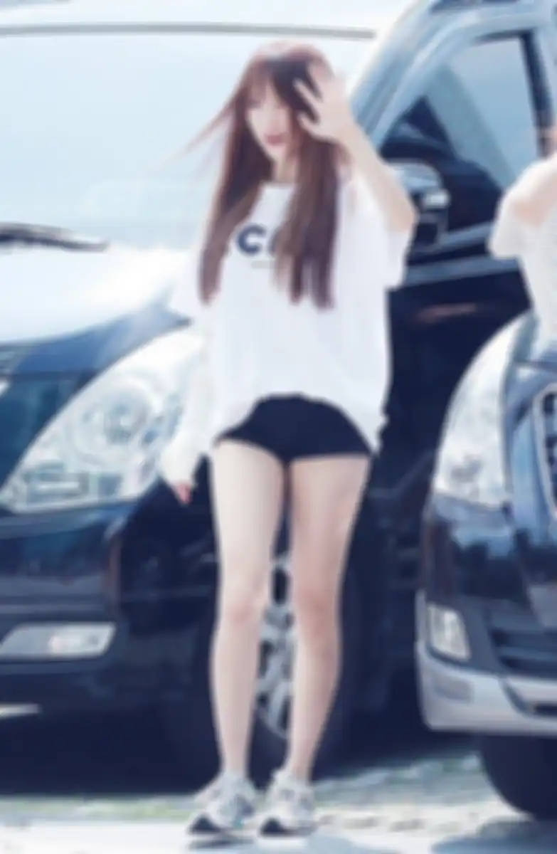 Yuju Gfriend oversized tee dan mini shorts