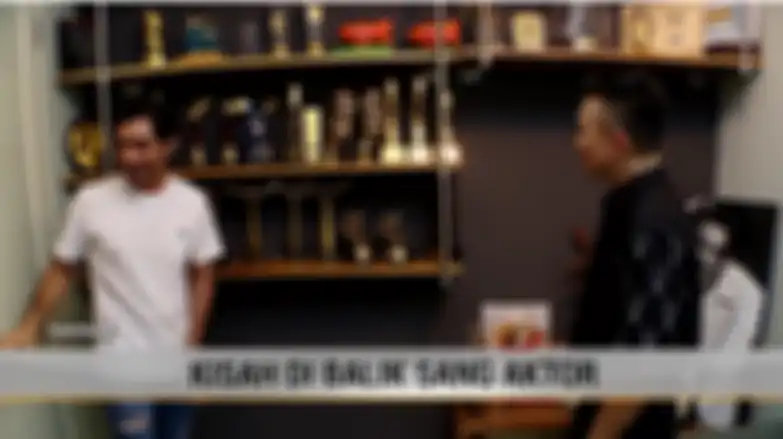Ruang kerja yang penuh dengan piala penghargaan