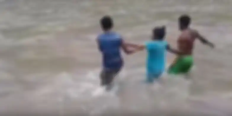 Ibu hamil 9 bulan asal Nagekeo, Flores, NTT dibantu menyeberang sungai dengan lebar 100 meter