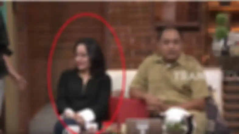 5 Potret Cantik Dewi, Istri Kedua Azis Gagap yang Disebut-sebut Mirip Dewi Rezer dan Nia Daniaty