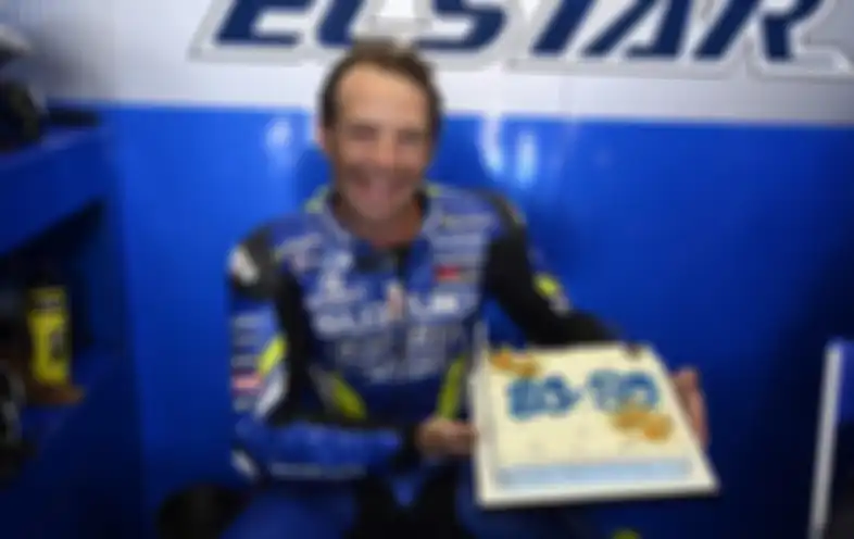 Ilustrasi. Sylvain Guintoli menjalani tes motor MotoGP Suzuki GSX-RR di tes privat MotoGP di sirkuit Misano dapat kejutan kue tart merayakan HUT ke-37