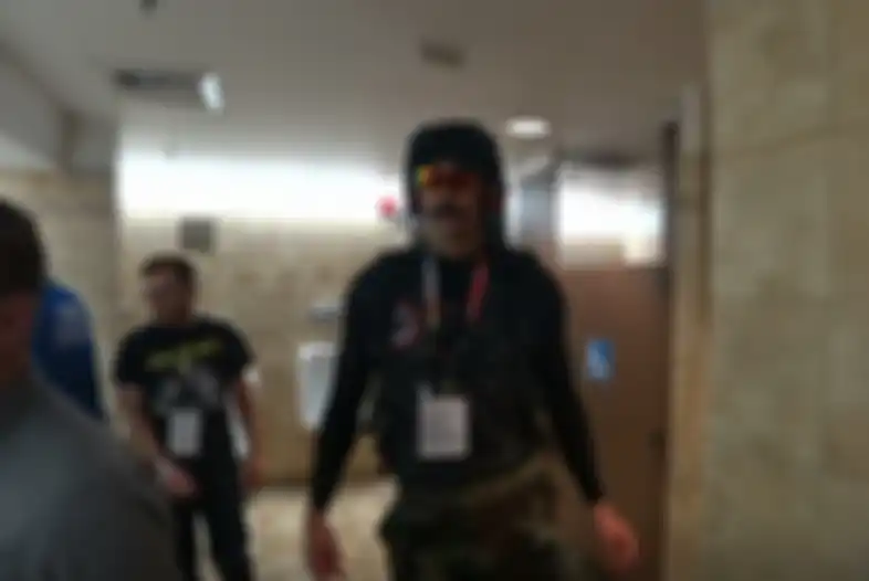 Dr Disrespect saat melakukan live streaming di dalam toilet