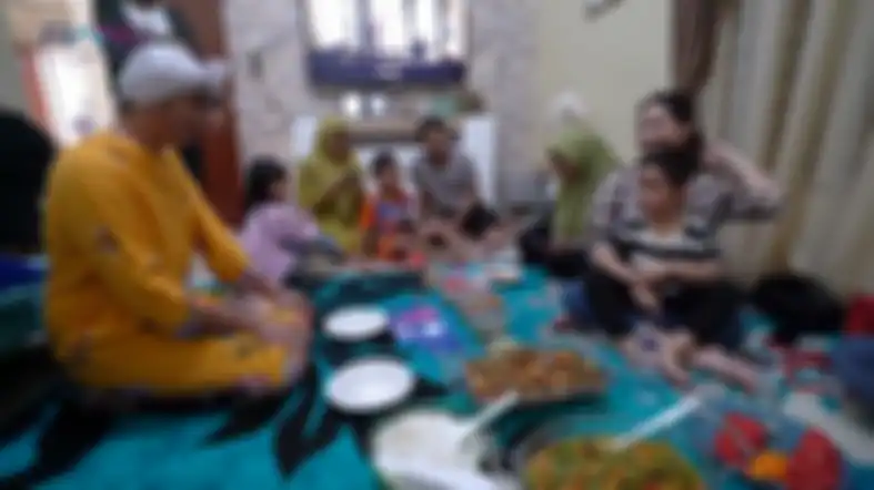 Mak Beti dan keluarga Raffi Ahmad menikmati makan bersama