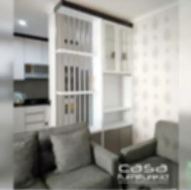 Desain sekat dapur dan ruang keluarga ini mampu memulas kesan elegan di rumah minimalis. Ini 8 foto estetiknya. 