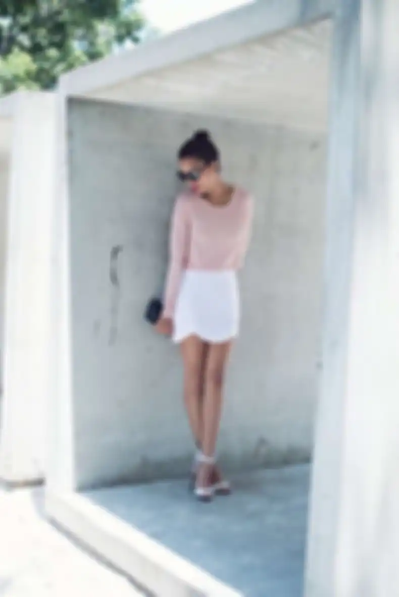 Style dengan kaos pastel pink