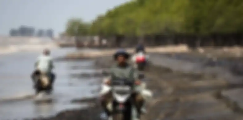 Warga menggunakan motor untuk mengangkut karung yang berisi tumpahan minyak Oil Spill yang tercecer milik Pertamina di Pesisir Pantai Cemarajaya, Karawang, Jawa Barat, Minggu (4/8/2019). Pasir yang tercemar minyak tersebut dikumpulkan dan akan dipindahkan ke pabrik penyimpanan limbah B3 (Bahan Berbahaya dan Beracun) untuk dimusnahkan.