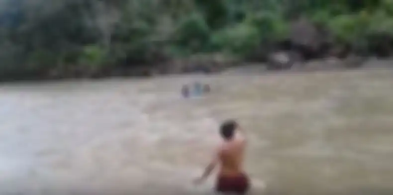 Ibu hamil 9 bulan asal Nagekeo, Flores, NTT dibantu menyeberang sungai dengan lebar 100 meter