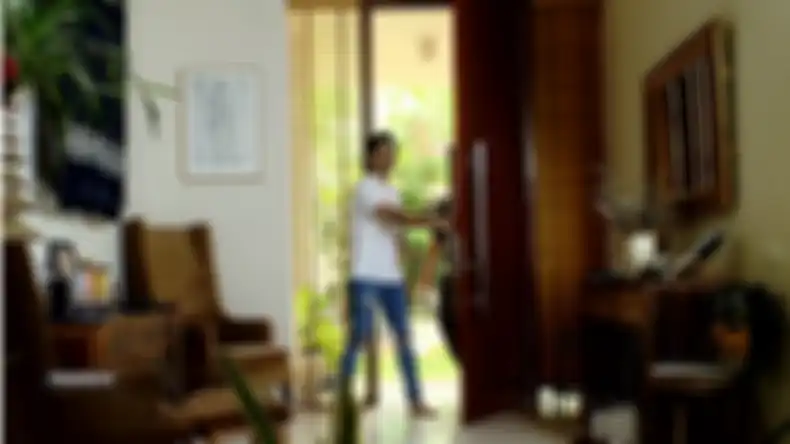 Memasuki rumah Reza Rahadian yang penuh dengan furnitur kayu.
