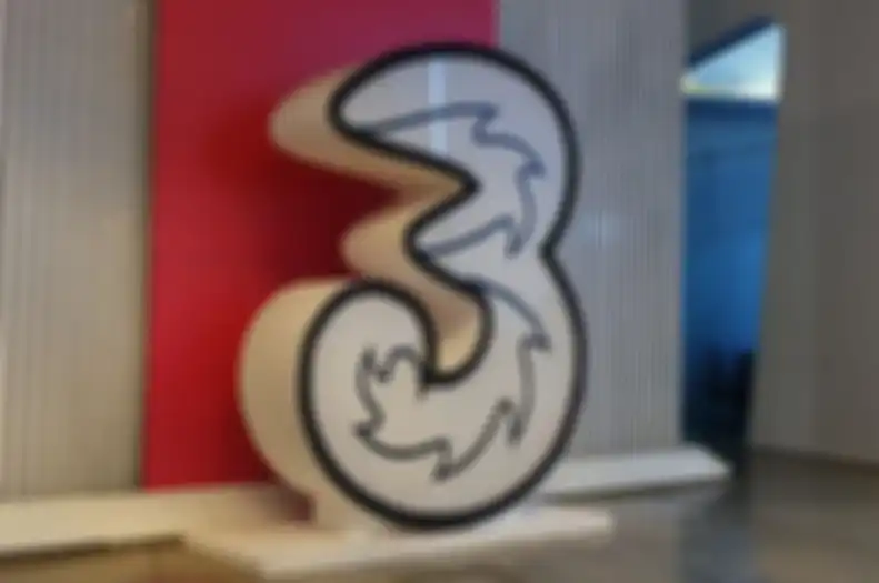 Logo operator seluler Tri.