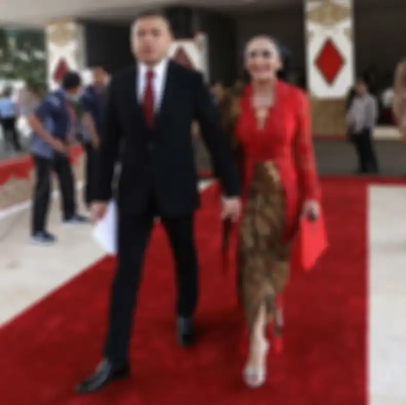 Raul Lemos setia gandeng Krisdayanti saat pelantikan anggota DPR RI