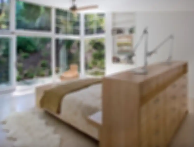 Gunakan furnitur sebagai headboard