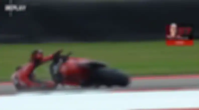 Augusto Fernandez (GasGas Factory Team Tech3) terjatuh saat FP1 MotoGP Amerika 2023.