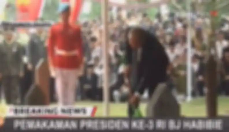 Ilham Akbar Habibie saat menimbun tanah makam BJ Habibie.