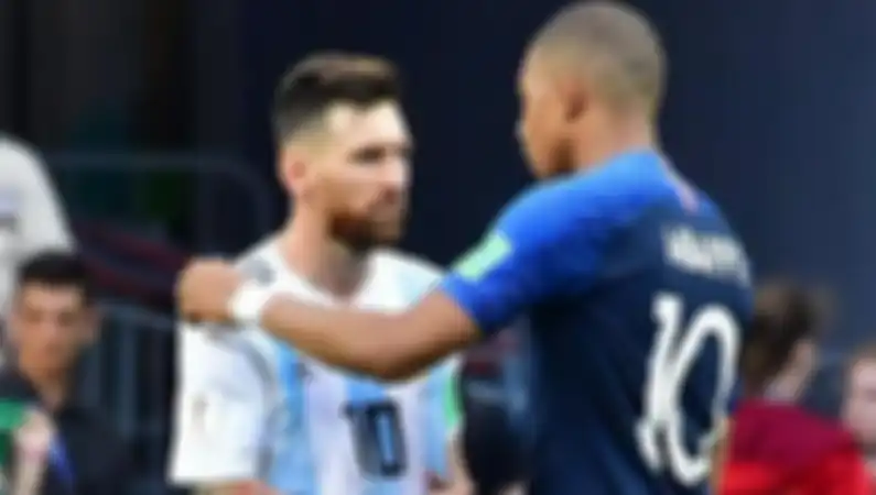 Lionel Messi berpelukan dengan Kylian Mbappe, Prancis akan berhadapan dengan Argentina di final Piala Dunia 2022 Qatar.