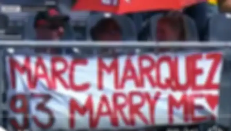 Poster ajakan nikah untuk Marc Marquez dari penonton saat FP2 MotoGP Aragon.