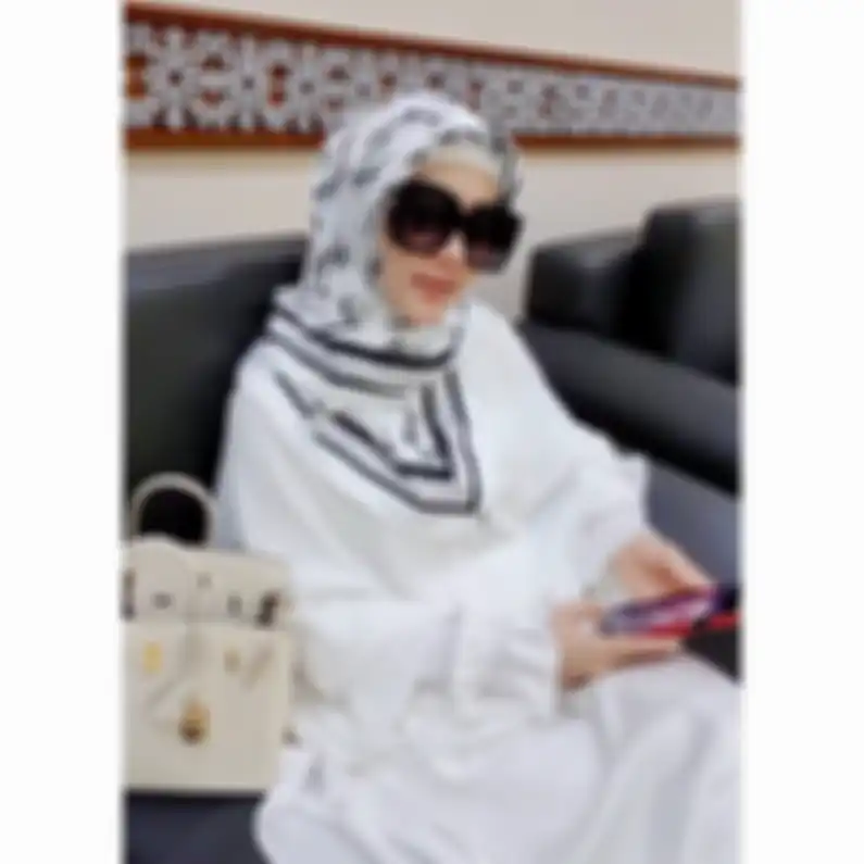 Penampilan Syahrini dengan Hijab Bermotif yang Sama dengan Luna Maya