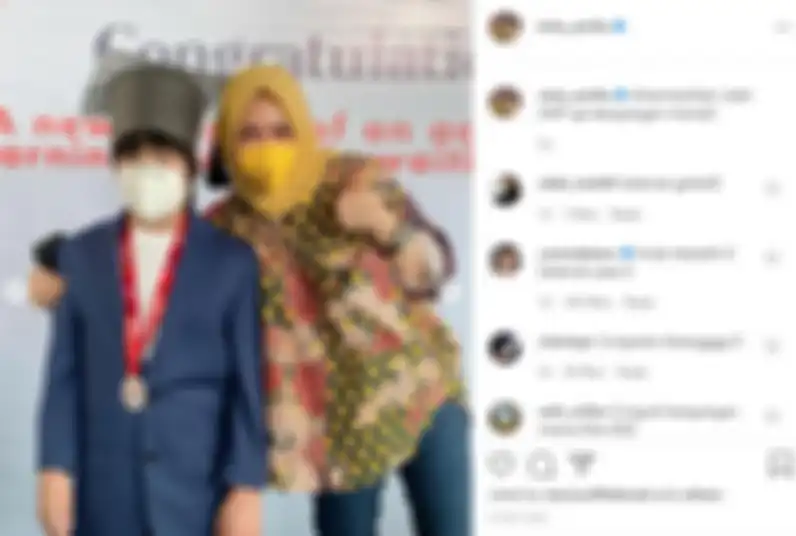 Rieta Amilia saat datang ke lulusan putra angkatnya, Gavrel
