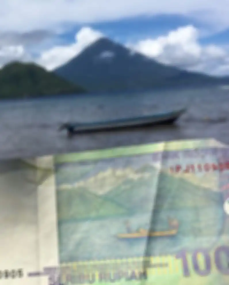 Gisel pamer foto liburan di Ternate. Dia mengambil foto ikonik di uang seribu rupiah. Namun, Gisel selalu dibuat gembira sosok ini.