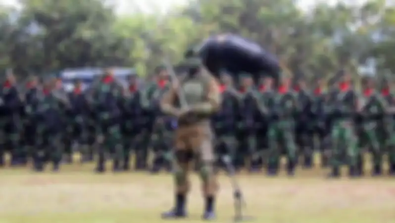 Pasukan Kostrad mengenakan baret berwarna hijau dengan lambang Cakra Sapta Agni.