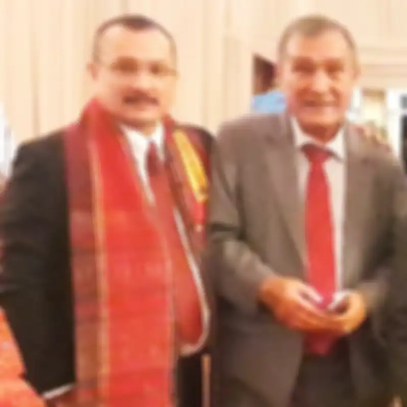 Sekalipun tidak membuktikan Ferdinand Hutahaean sudah mualaf, namun foto mantan orang dekat SBY mengenakan atribut ini menarik.