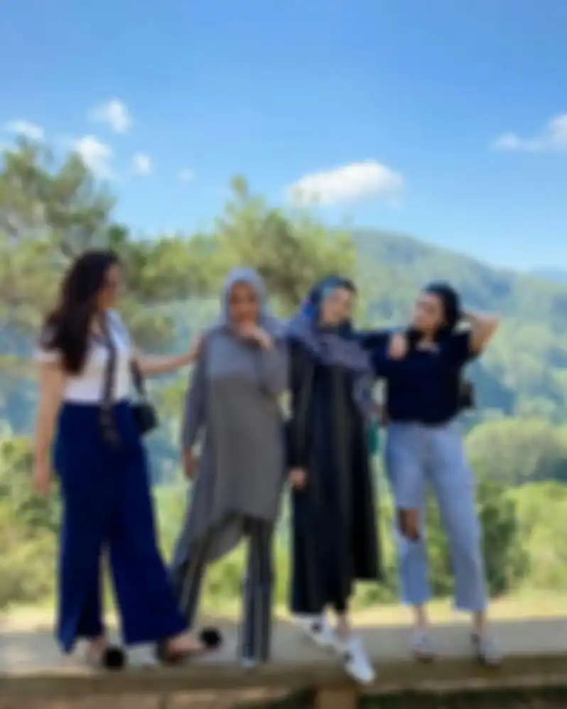Mulan liburan bersama istri sang mantan suami