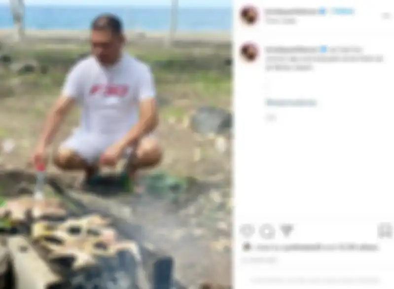 Raul Lemos tak gengsi jongkok sembari bakar ayam seorang diri