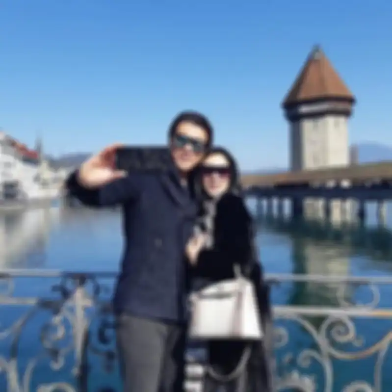 Gaya Syahrini tenteng tas mewah saat berlibur di Swiss
