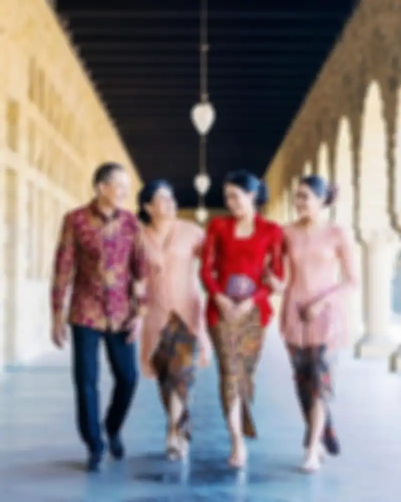 Keluarga Maudy Ayunda kompak pakai busana nusantara saat hadiri wisuda S2 di Stanford University.