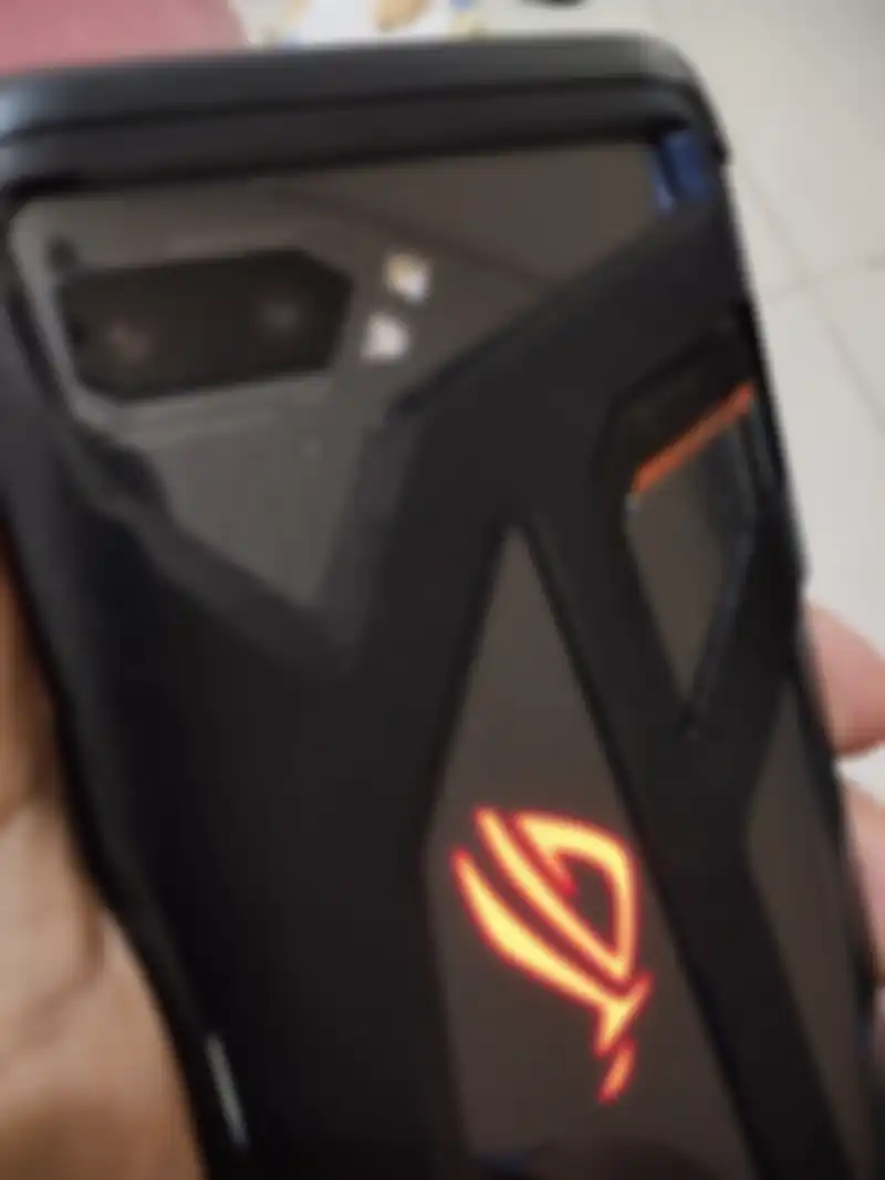 Logo ROG Phone 2 bercahaya dengan warna berganti-ganti otomatis
