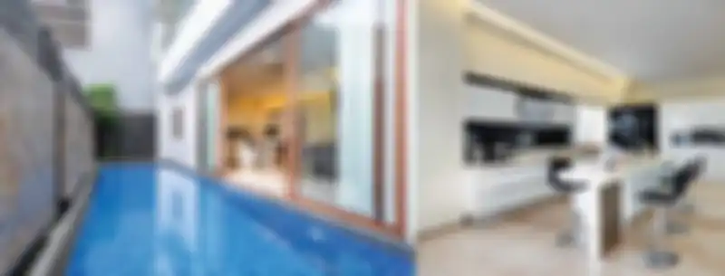 Dapur dan kolam renang dipsekat dengan kaca. 