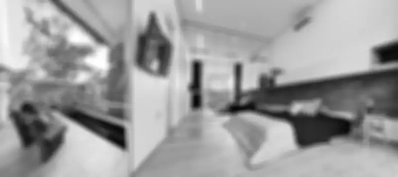 Kamar tidur dnegan view ke taman.