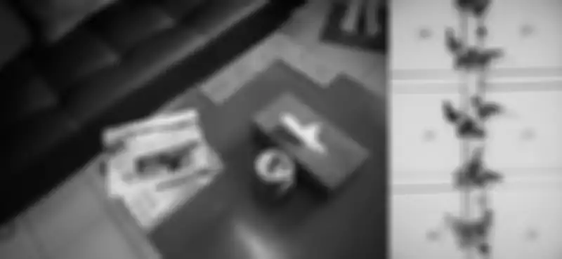 Anyaman berbahan karet dan hiasan mungil di pintu lemari menjadi detail unik yang menyempurnakan desain.