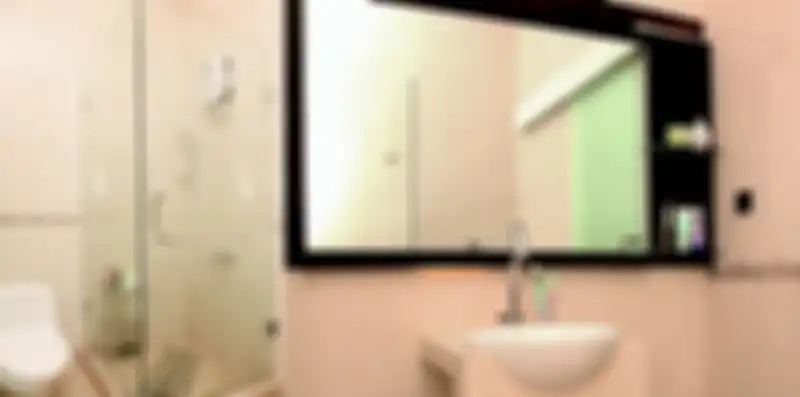 Warna natural memberi kesan luas dan bersih di kamar mandi mungil ini.