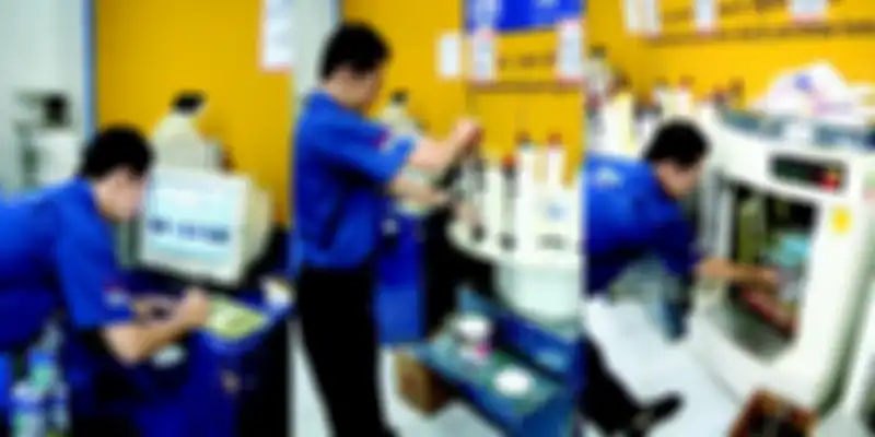 Bagian dari proses pengoplosan cat untuk mendapatkan warna khusus.