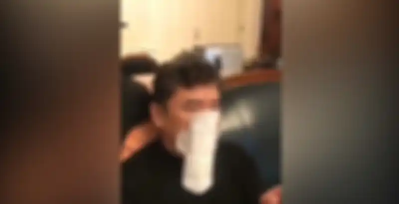 Seorang pria Wuhan menggunakan pembalut sebagai masker 