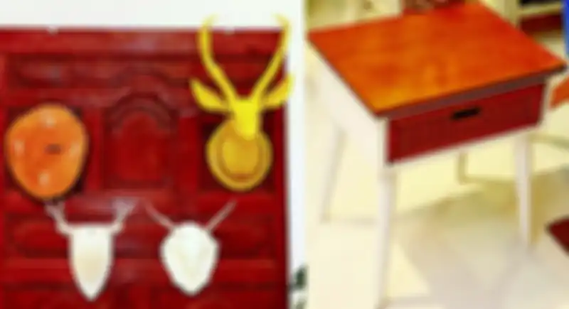 Meja dari potongan kayu dan hiasan tanduk rusa pajangan khas interior scandinavian.
