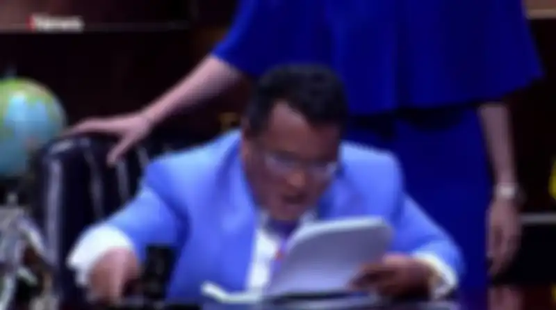 Hotman Paris memukulkan palunya saat mendengar jawaban Fadel Islami soal Muzdalifah
