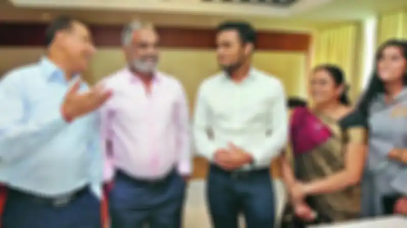 Hitarth Dholakia (tengah) dan keluarganya.
