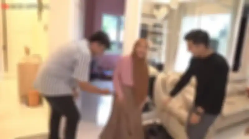 Ria Ricis pura-pura hamil dengan memasukkan bantal ke dalam bajunya