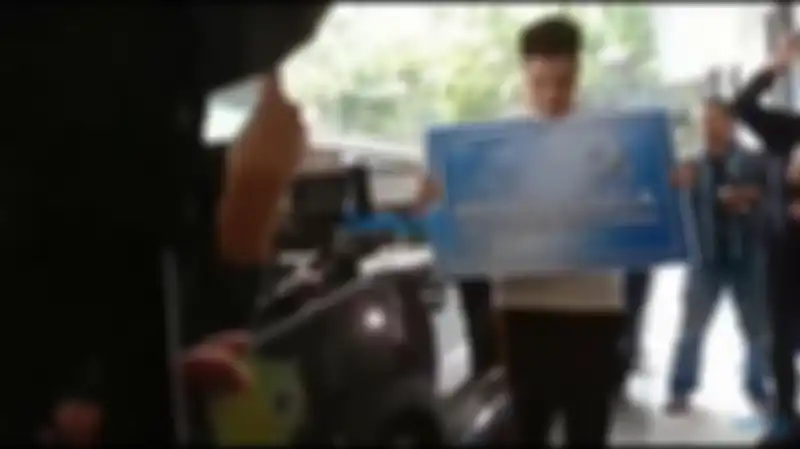 Baim Wong berikan hadiah untuk Paula Verhoeven pasca melahirkan anak pertama mereka berupa mobil Eropa.  